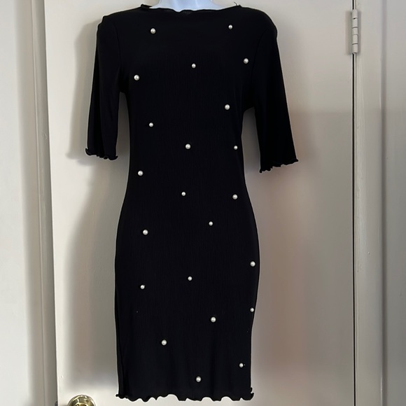 Dresses & Skirts - Little black dress with an extra touch